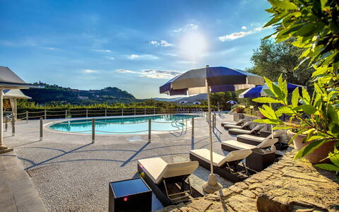 Villa la Brezza: Piscine, Recours, Mobilier De Jardin, Thermes, Chaise, Eco Hôtel, Balancelle, Hôtel, Ville Resort, Tableau De Plein Air