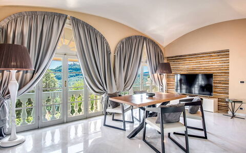 Villa la Brezza: Meubles, Design Intérieur, Canapé, Sol, Sol, Éclairage, Salon, Table, Plafond, Domicile