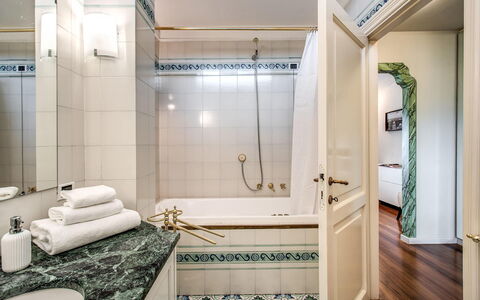 Villa la Brezza: Salle De Bains, Design Intérieur, Luminaire Plomberie, Sol, Sol, Robinet, Plomberie, Lavabo, Baignoire, Plafond