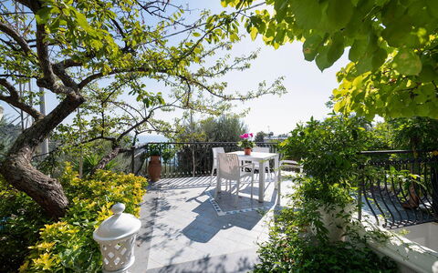 Villa Eva: Meubles, Chaise, Printemps, Jardin, Ombre, Mobilier De Jardin, Pot De Fleur, Aménagement Paysager, Cour