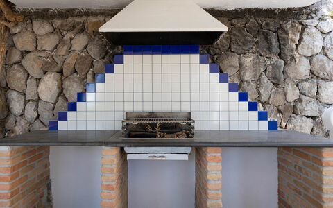 Villa Eva: Tuile, Cheminée, Brique, Cuisine, Le Fourneau, Plante D'Appartement, Cuisinière