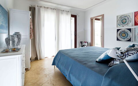 Villa Federica: Meubles, Design Intérieur, Lit, Chambre, Mur, Sol, Literie, Drap De Lit, Sol, Bois