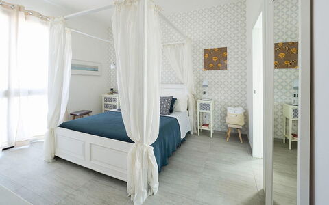 Rosemary: Meubles, Design Intérieur, Sol, Lit, Sol, Chambre, Bois, Pièce, Plafond, Domicile