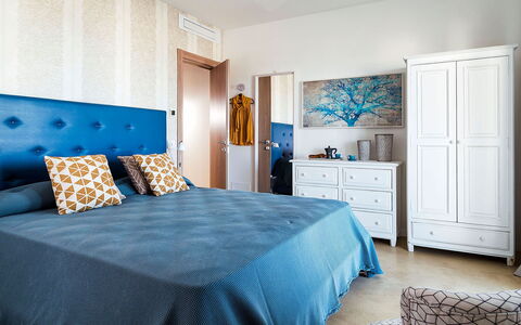 Villa Orietta: Meubles, Lit, Bleu, Chambre, Design Intérieur, Literie, Drap De Lit, Sol, Sol, Bois