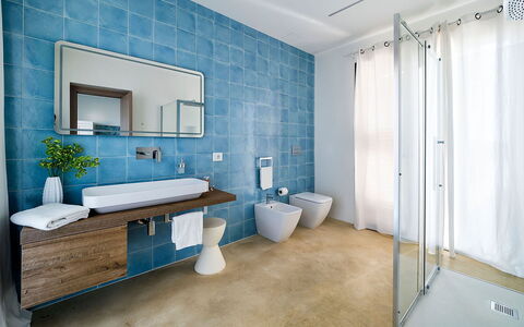 Villa Orietta: Salle De Bains, Luminaire Plomberie, Sol, Design Intérieur, Sol, Évier, Robinet, Lavabo, Plomberie, Tuile