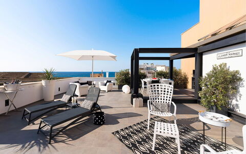 Dimora Simona: Meubles, Chaise, Mobilier De Jardin, Appartement, Design Intérieur, Table, Recours, Balcon, Ombre, Patio