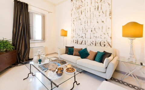 Dimora Simona: Meubles, Design Intérieur, Mur, Sol, Sol, Canapé, Bois, Pièce, Plafond, Salon