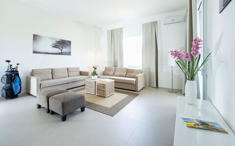 Villa Emma: Meubles, Design Intérieur, Canapé, Sol, Sol, Salon, Bois, Table, Pièce, Plafond