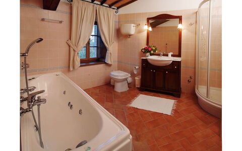 Villa Montichiello: Salle De Bains, Design Intérieur, Luminaire Plomberie, Sol, Sol, Meubles, Baignoire, Robinet, Plomberie, Évier