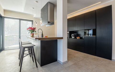 Villa Perla: Design Intérieur, Meubles, Sol, Mur, Cabinetry, Comptoir, Sol, Cuisine, Bois, Plafond