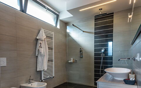 Villa Perla: Sol, Design Intérieur, Luminaire Plomberie, Plafond, Sol, Salle De Bains, Luminaire, Éclairage, Évier, Miroir