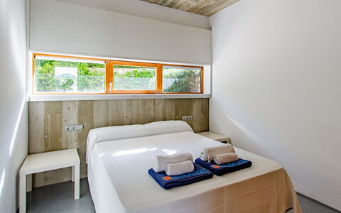 Villa Esplendida: Mur, Bois, Design Intérieur, Plafond, Sol, Sol, Chambre, Lit, Pièce, Literie