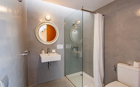Villa Esplendida: Luminaire Plomberie, Mur, Sol, Salle De Bains, Sol, Design Intérieur, Plomberie, Éclairage, Robinet, Évier