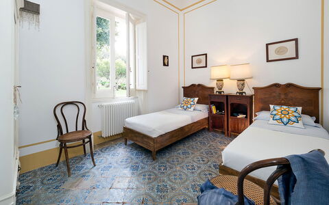 The Flower Garden: Sol, Sol, Design Intérieur, Meubles, Bois, Chambre, Pièce, Plafond, Cadre De Lit, Lit