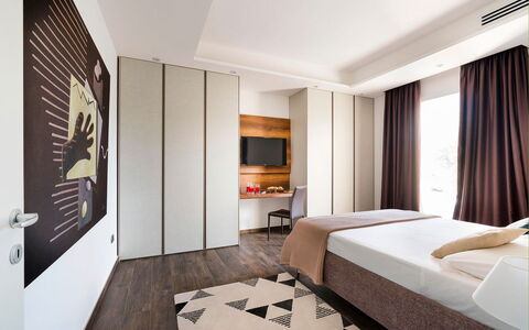 Sea Art Villa: Meubles, Design Intérieur, Lit, Sol, Sol, Chambre, Pièce, Bois, Drap De Lit, Literie