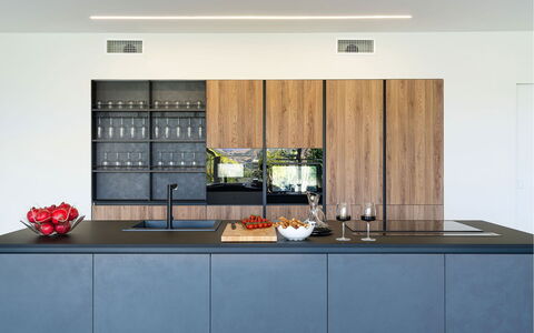 Villa Inga: Cuisine, Design Intérieur, Comptoir, Appareil De Cuisine, Bois, Cabinetry, Sol, Meubles, Placard, Électroménager