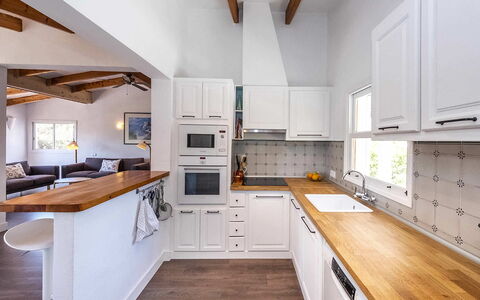 Villa Alejandra: Cuisine, Comptoir, Meubles, Cabinetry, Appareil De Cuisine, Design Intérieur, Sol, Principaux Appliance, Bois, Sol