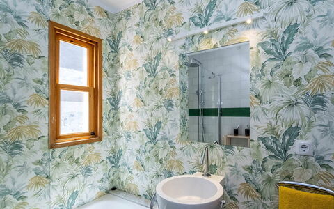 Villa Alejandra: Luminaire Plomberie, Salle De Bains, Lavabo, Tuile, Évier, Fond D'Écran, Plomberie, Robinet, Plante D'Appartement