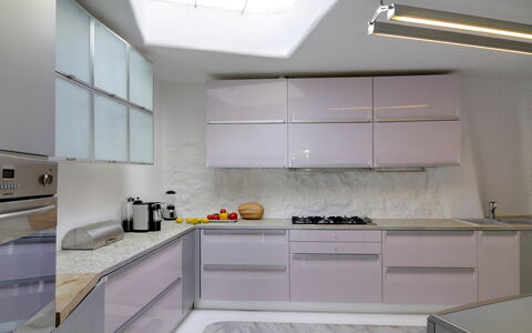 Villa Rocky: Cuisine, Appareil De Cuisine, Comptoir, Principaux Appliance, Cabinetry, Design Intérieur, Meubles, Domicile, Sol, Cuisinière