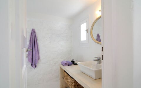 Villa Rocky: Mur, Luminaire Plomberie, Sol, Sol, Salle De Bains, Design Intérieur, Plomberie, Pièce, Armoire De Toilette, Robinet