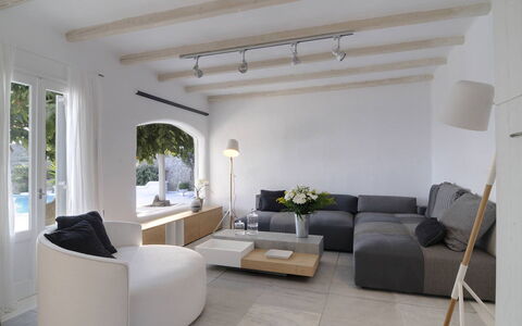 Villa Andy: Meubles, Design Intérieur, Canapé, Sol, Mur, Sol, Salon, Domicile, Pièce, Plafond