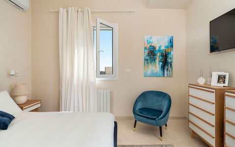 Villa Bruna: Meubles, Design Intérieur, Sol, Sol, Bois, Pièce, Textile, Chambre, Lit, Domicile