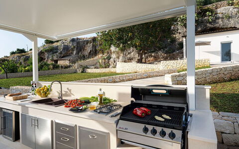 Villa Silvia: Cuisine, Principaux Appliance, Appareil De Cuisine, Cuisinière, Gaz Poele, Comptoir, Le Fourneau, Électroménager, Plante D'Appartement, Chaise
