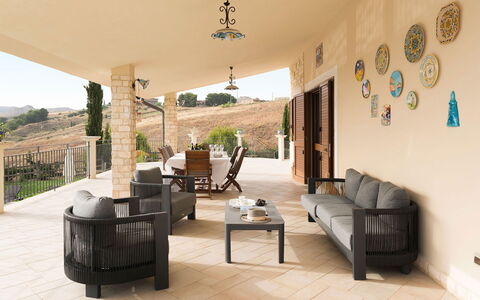 Villa Carousel: Meubles, Sol, Chaise, Design Intérieur, Sol, Table, Mobilier De Jardin, Canapé, Salon, Domicile