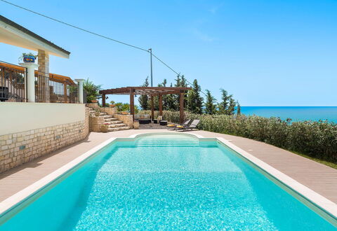 Villa Carousel: Bleu, L'Eau, Piscine, Recours, Composite, Mer, Loisir, Mobilier De Jardin, Eco Hôtel, Océan