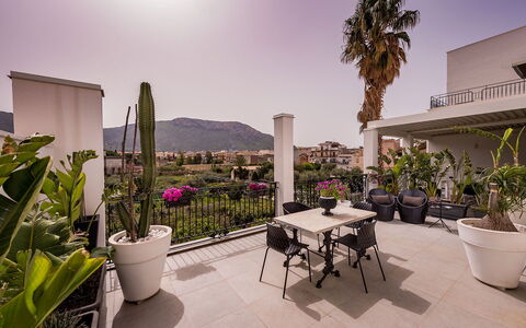 Casa Maurus: Meubles, Domicile, Chaise, Appartement, Balcon, Ombre, Mobilier De Jardin, Recours, Plante D'Appartement