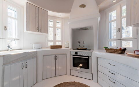 Seaside Villa: Design Intérieur, Plafond, Sol, Comptoir, Cabinetry, Cuisine, Sol, Domicile, Pièce, Luminaire Plomberie