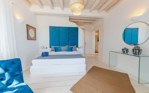 Seaside Villa: Bleu, Meubles, Design Intérieur, Chambre, Lit, Sol, Sol, Pièce, Linge, Éclairage