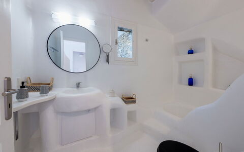 Seaside Villa: Mur, Architecture, Domicile, Design Intérieur, Luminaire Plomberie, Baignoire, Plafond, Salle De Bains, Conception, Hôtel