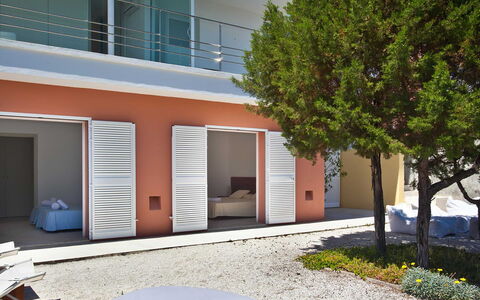 Villa Twilight: Mobilier De Jardin, Ombre, Chaise, Accueil Porte, Tache De Bois, Balcon, Daylighting, Plante D'Appartement