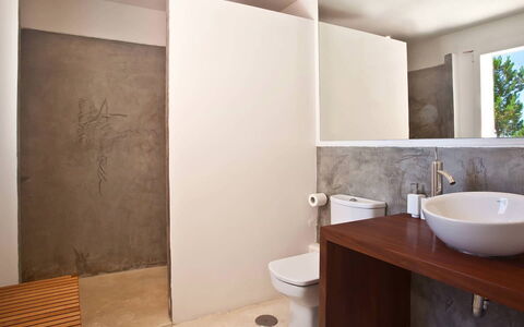 Villa Twilight: Salle De Bains, Sol, Luminaire Plomberie, Mur, Sol, Lavabo, Évier, Bois, Siège De Toilette, Toilette