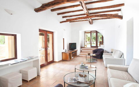 Villa Matarel: Meubles, Sol, Bois, Design Intérieur, Sol, Domicile, Pièce, Plafond, Salon, Table