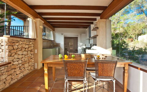 Villa Matarel: Meubles, Design Intérieur, Bois, Cuisine, Comptoir, Sol, Chaise, Plafond, Table, Table Cuisine Et Salle A Manger