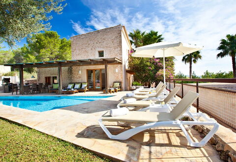 Villa Matarel: Piscine, Mobilier De Jardin, Recours, Balancelle, Eco Hôtel, Ombre, Biens, Parapluie, Chaise, Villa