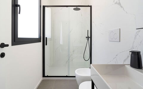 Villa la Isla: Salle De Bains, Mur, Luminaire Plomberie, Sol, Design Intérieur, Sol, Miroir, Robinet, Domicile, Plomberie