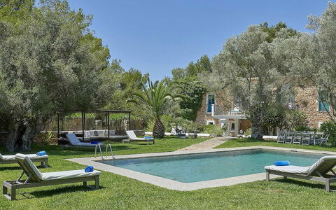 Villa Roger: Piscine, Mobilier De Jardin, Meubles, Recours, Chaise, Balancelle, Jardin, Biens, Arrière-Cour, Ombre