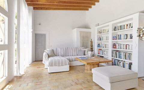 Villa Roger: Meubles, Design Intérieur, Sol, Sol, Mur, Canapé, Bois, Pièce, Parquet, Salon
