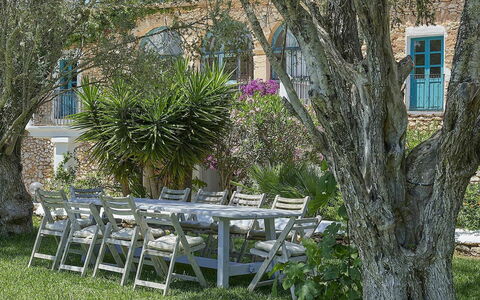Villa Roger: Meubles, Mobilier De Jardin, Arbuste, Chaise, Jardin, Table, Tableau De Plein Air, Ombre, Arrière-Cour