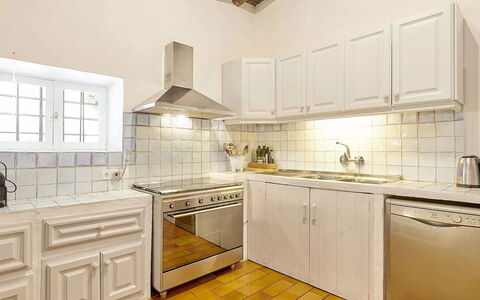 Villa Roger: Cuisine, Appareil De Cuisine, Comptoir, Principaux Appliance, Sol, Cabinetry, Design Intérieur, Bois, Électroménager, Sol