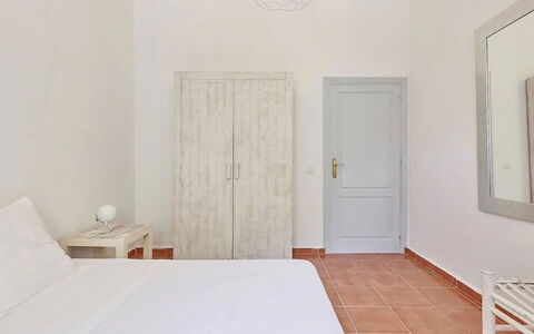 Villa Roger: Sol, Sol, Design Intérieur, Chambre, Lit, Meubles, Pièce, Drap De Lit, Literie, Domicile