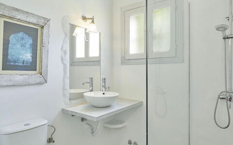 Villa Roger: Salle De Bains, Luminaire Plomberie, Mur, Lavabo, Design Intérieur, Évier, Miroir, Toilette, Sol, Sol
