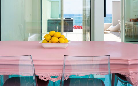 Casa Pink: Meubles, Design Intérieur, Table, Chaise, Rose, Table Cuisine Et Salle A Manger, Sol, Salle À Manger, Pièce, Verre