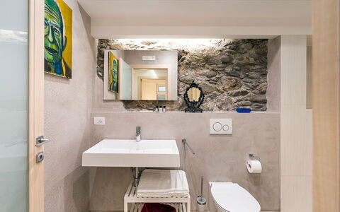 Casa Light Blu: Design Intérieur, Sol, Luminaire Plomberie, Mur, Sol, Évier, Salle De Bains, Lavabo, Plafond, Robinet