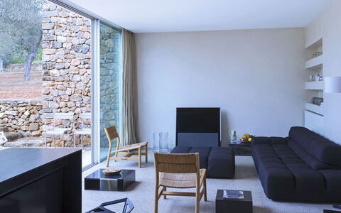 Villa Cave: Meubles, Sol, Mur, Design Intérieur, Sol, Canapé, Bois, Salon, Pièce