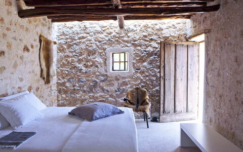 Villa Cave: Mur, Mur De Pierre, Plafond, Chambre, Linge, Literie, Lit, Oreiller, Plâtre, Drap De Lit