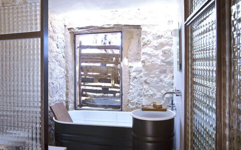 Villa Cave: Mur, Luminaire Plomberie, Sol, Salle De Bains, Design Intérieur, Éclairage, Sol, Composite, Plomberie, Baignoire